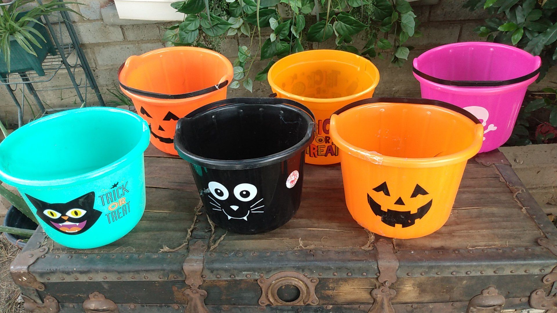 6 plastic Halloween buckets