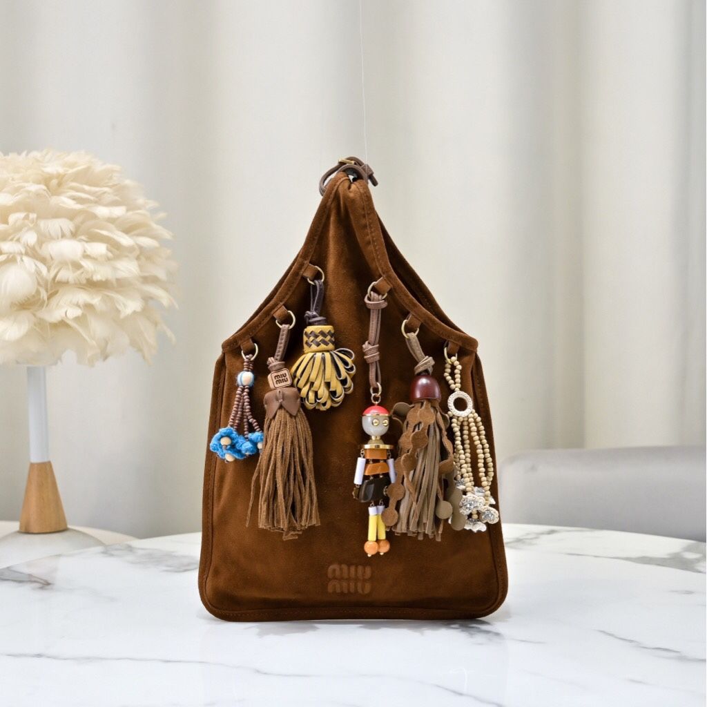 Show style suede pendant bag