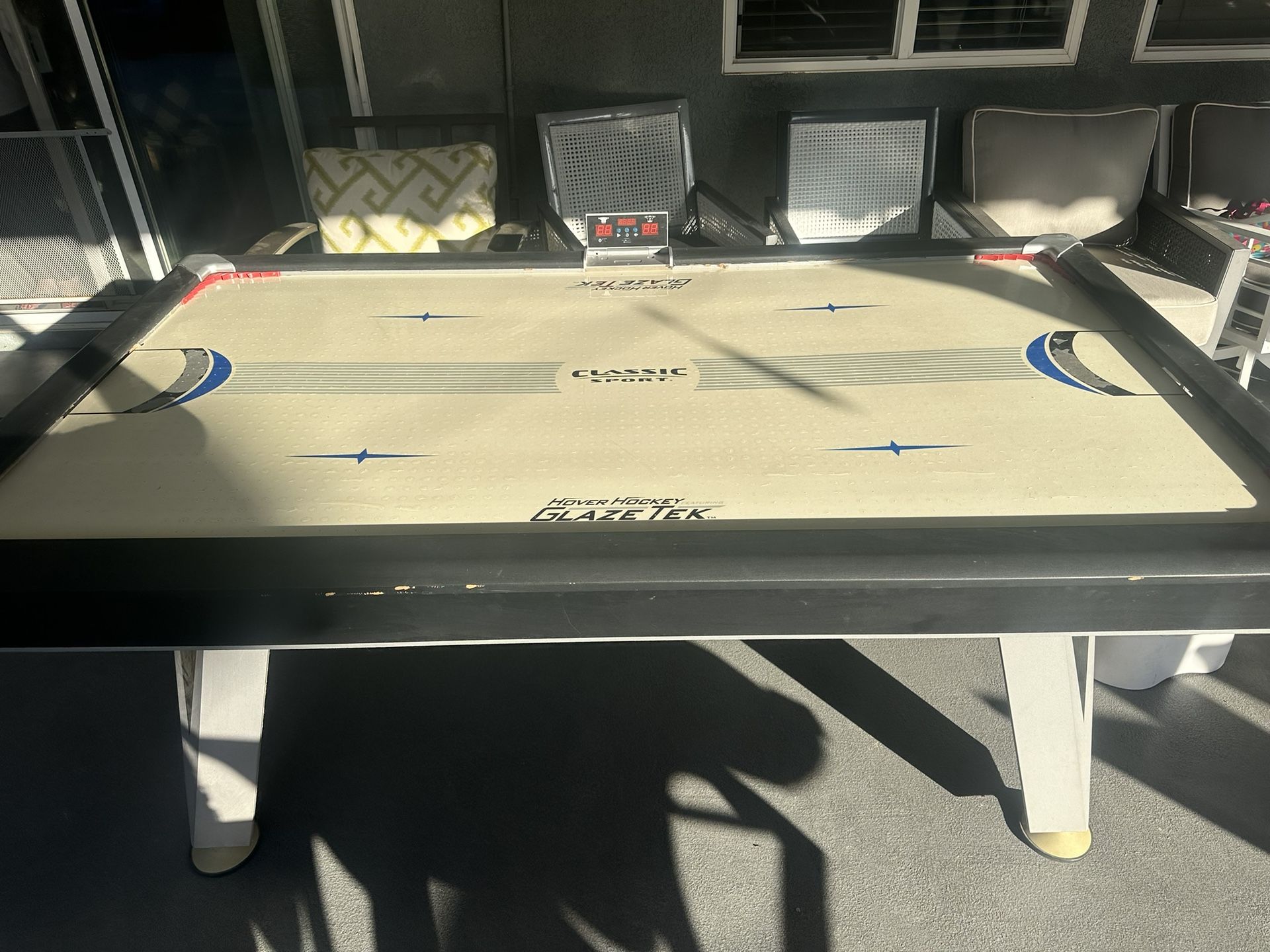 Air hockey table