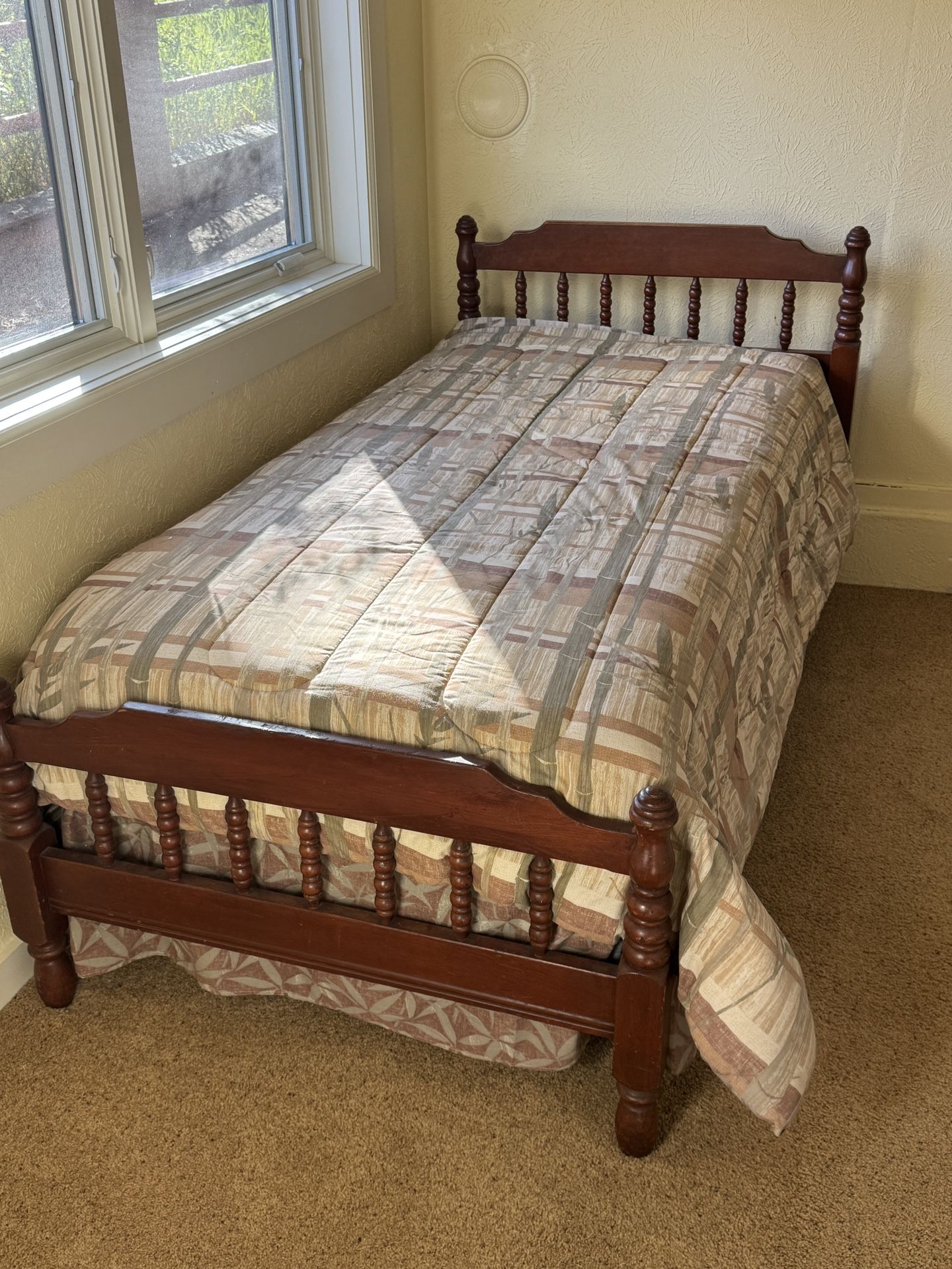 Beautiful Carved Mahogany Twin Bed