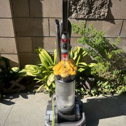 Dyson DC33 Vacuum Cleaner 