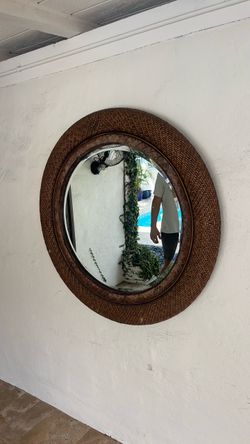 Round mirror