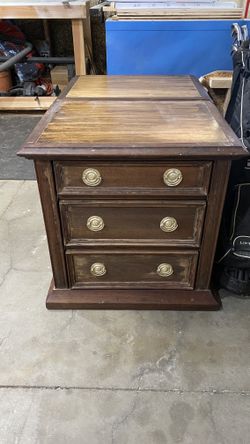 2 Nightstands