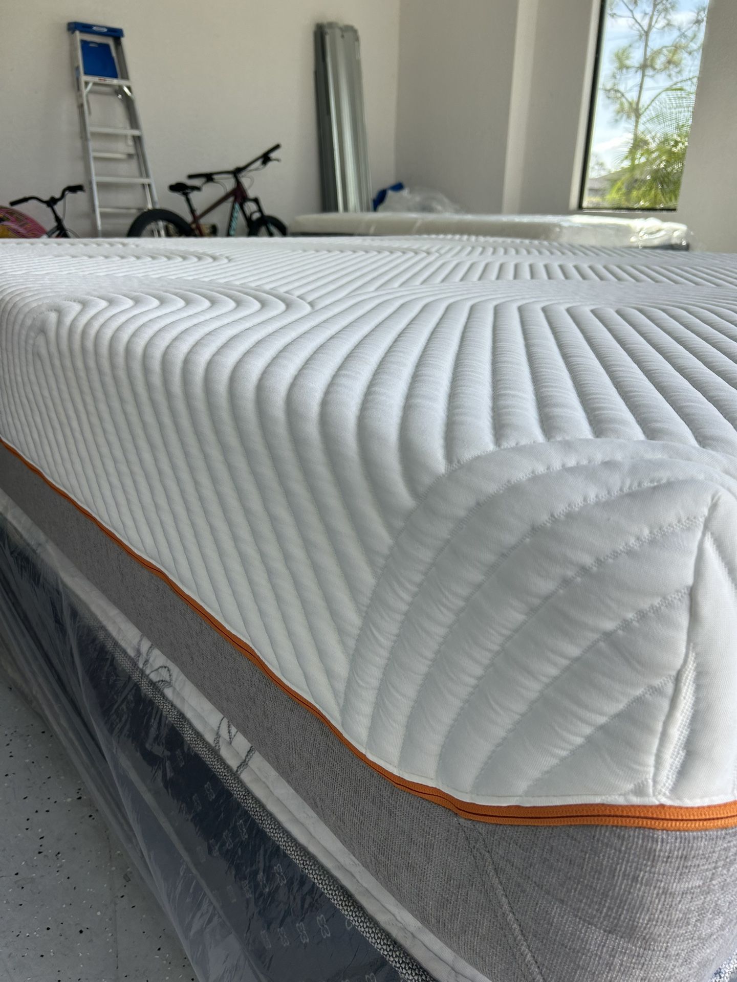 King Tempurpedic 13.5 inch like new mattress Luxury firm (firm but not ridiculous) I can deliver Ir come see first Retail $3,989 Your Price $975