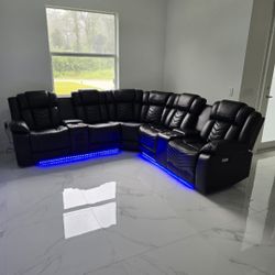 Power Reclining Sectional Sofa ( Financing Available 0 Dawn Payment) 