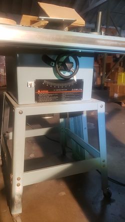 Delta contractor table saw w/upgraded rip fence and extension out feed table