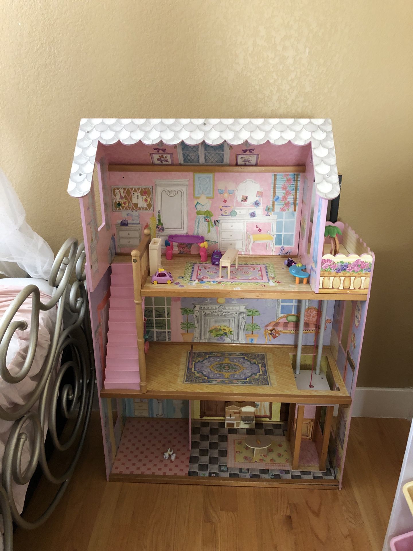 Kids doll house