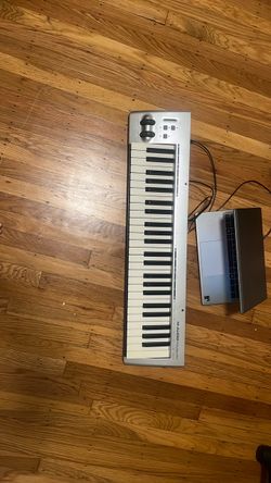 Keyboard piano: M-Audio KeyStudio MIDI Keyboard Controller