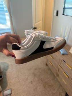 Brand new Black and white tennis shoes