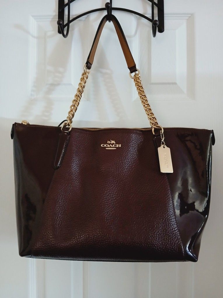 COACH  LARGE PURSE .