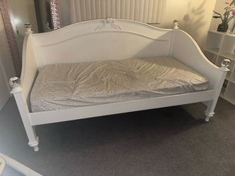 White Daybed Twin