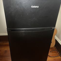 Mini Fridge (Galanz) Lightly Used Great Condition