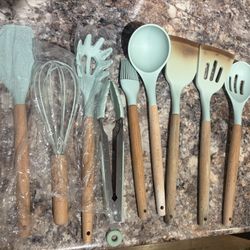 Mint green silicone & bamboo 9-piece kitchen utensil set + holder