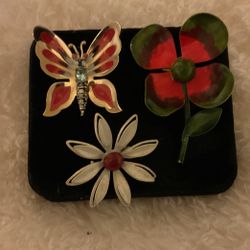 3 Vintage Brooches…