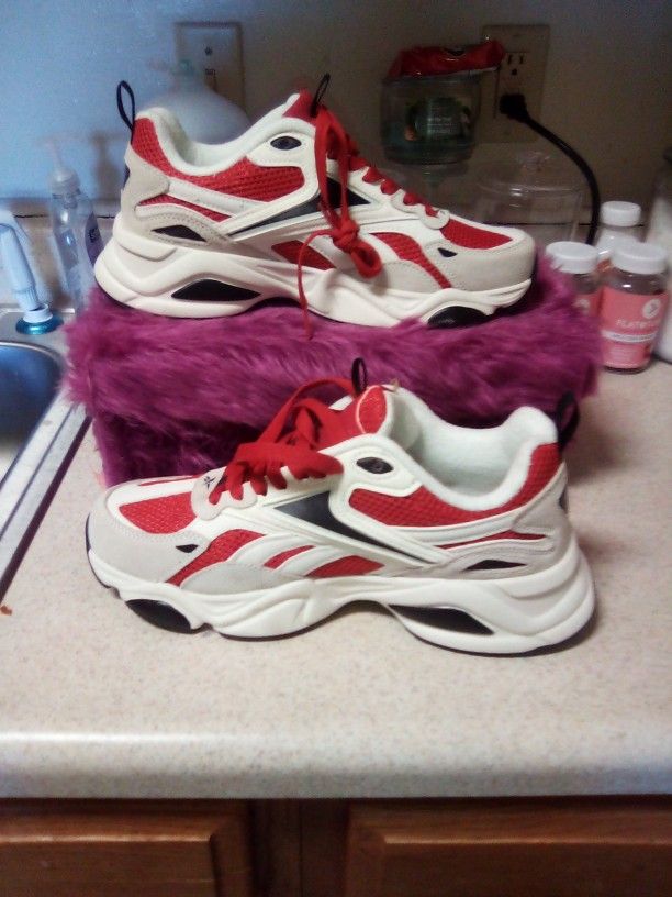Reebok's Chunky Virtual Dad Shoe, 🔥🔥Size 10