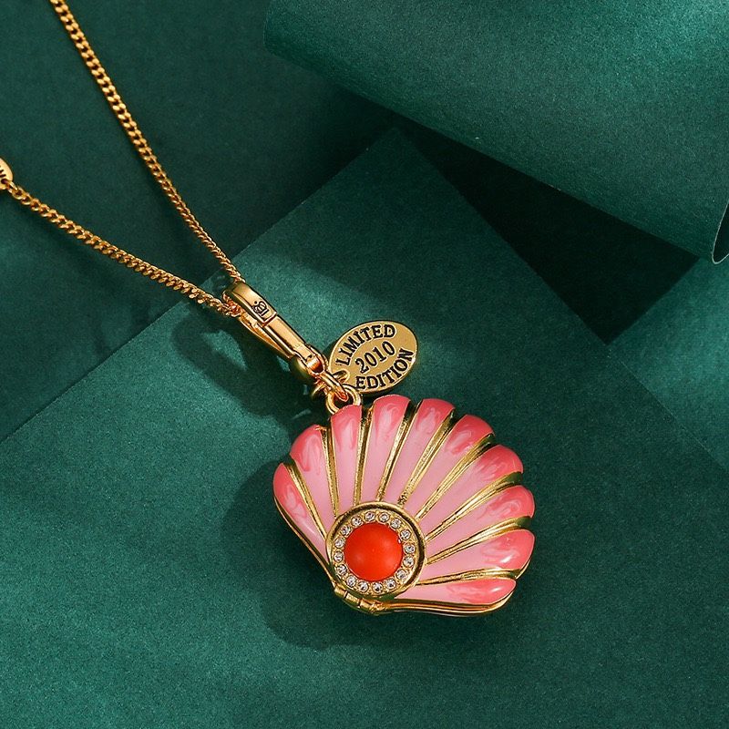 A gradient pink seashell accessory with an openable letter pearl pendant, suitable for women to wear as a necklace and sweater chain