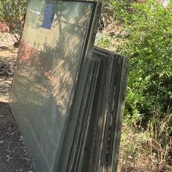 [FREE] tempered glass, many large pieces