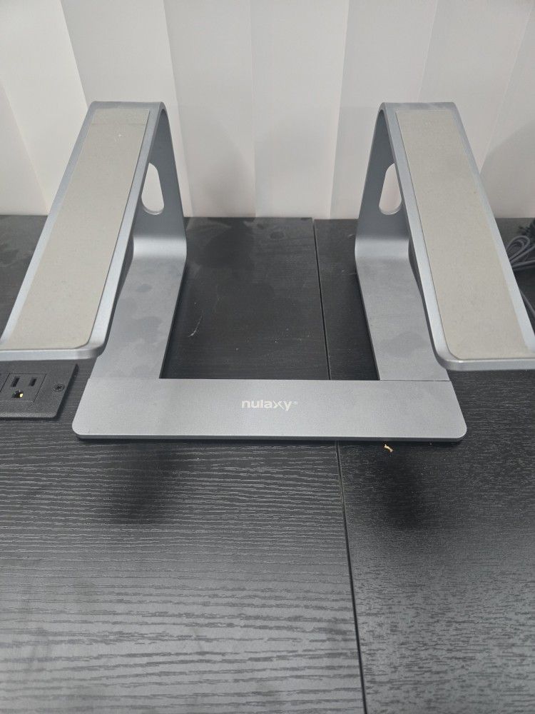 Nulaxy Laptop Stand