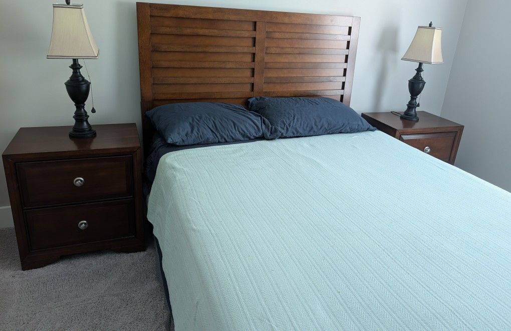 Complete queen-size bedroom set, including lamps, 2 end tables and 5 drawer dresser
