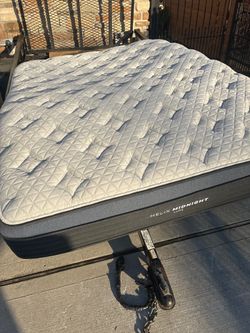 Helix Midnight Luxe Queen Mattress With Glaciotex Cooling Cover 