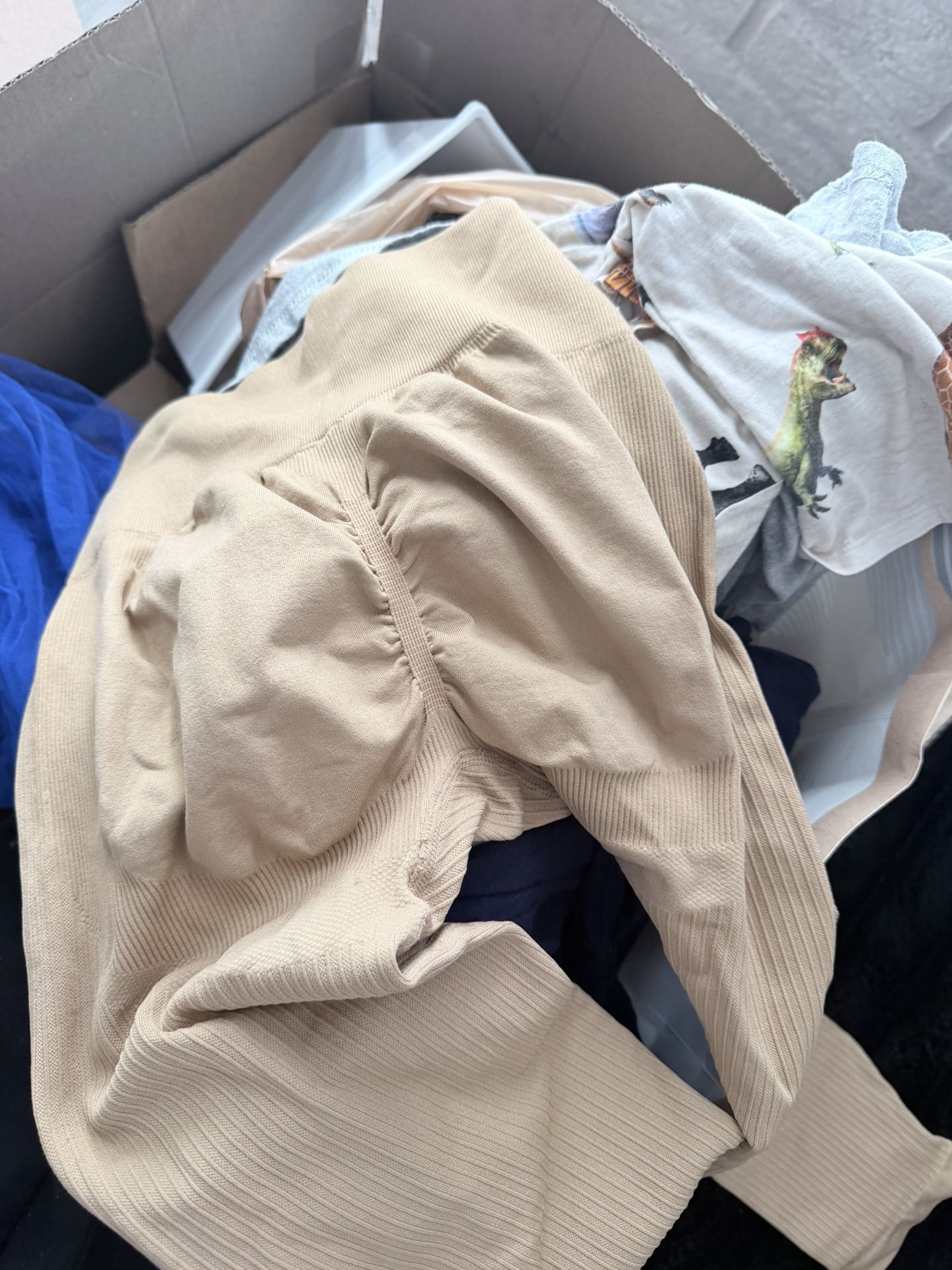 Kitcken Stuff , Women’s Stuff , Baby Stuff Size M- L Some Small 