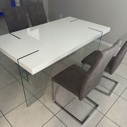 Glass Leg Table With White Top Finish 