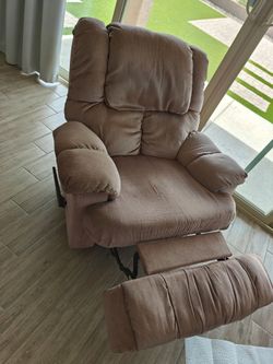 Title: Swivel Rocker Recliner – Very Good Condition