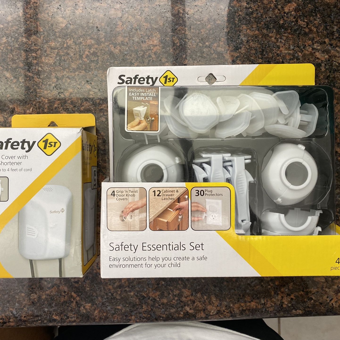 Safety 1st Outlet Cover With Cord Shortener