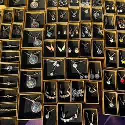Hundreds of new boxed jewelry sets