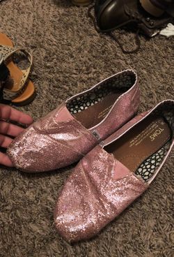 Woman’s pink glitter toms size 7 1/2