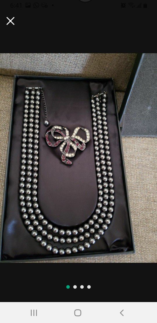 JAFRA Triple-Strand Pearl Necklace/Brooch Set New In Box For Women 