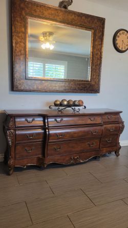 BEAUTIFUL CONSOLE/ BUFFET TABLE