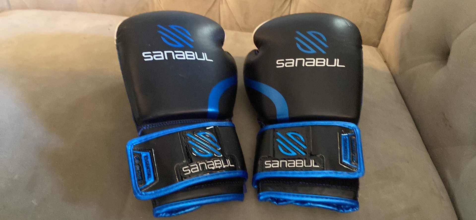 16 oz SAMABUL Boxing Gloves (barley used)