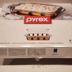New Pyrex 2 piece Serveware 13 x 9 Christmas Trees