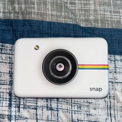 polaroid snap camera with charger.