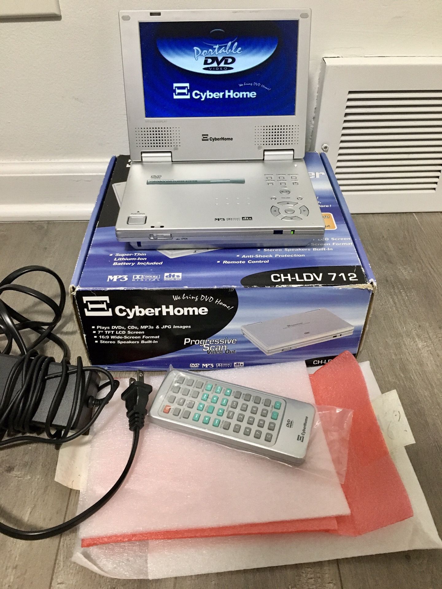 CyberHome CH-LDV 712 Portable DVD Player pick up loc des plaines IL or ship through usps