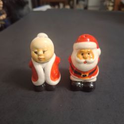 Vintage Ceramic Kissing Santa And Mrs. Claus Salt & Pepper Shaker Set - Excellent Condition