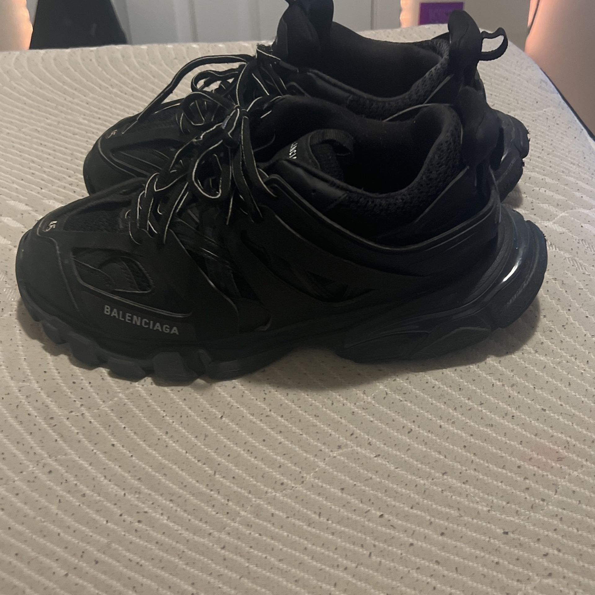triple black balenciaga runners