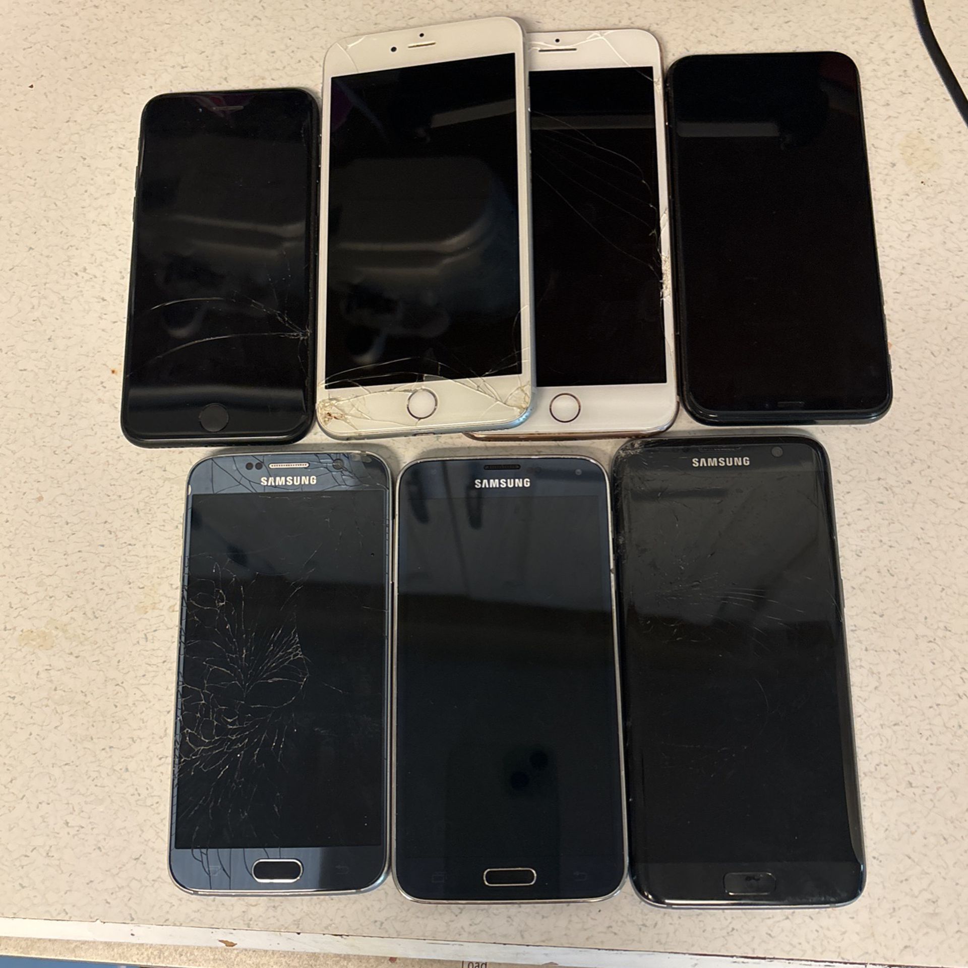 Lot Of Seven Phones iPhones (4), Samsung Phones (3)