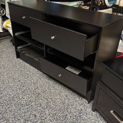 Back Dresser With Two Night Stands 