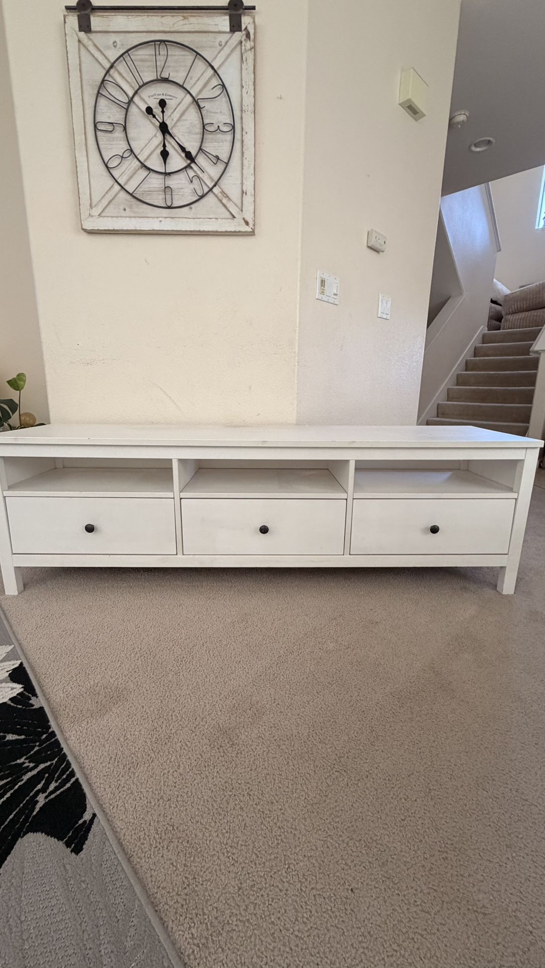 “FREE “ Tv stand “FREE”