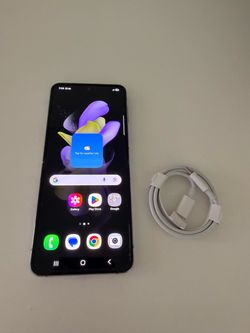 Samsung Z Flip4 5g. Like New & Unlocked!