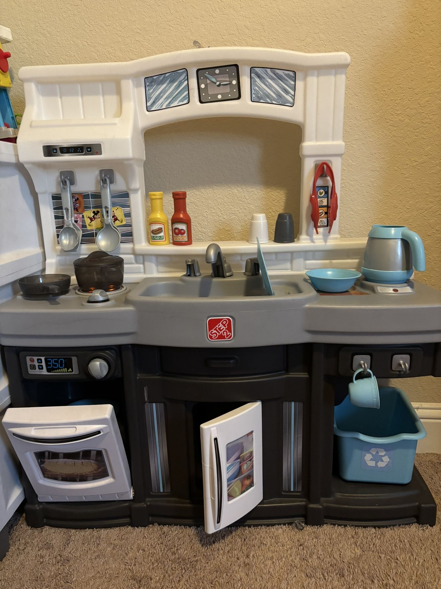Toddler’s kitchen set