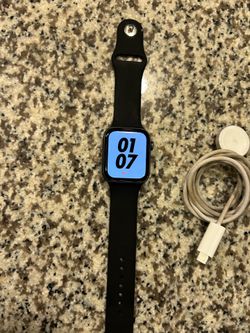 Apple Watch Nike SE GPS 44mm Space Gray Scratches on screen. Please see pictures for condition.
