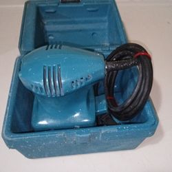 Makita 1/4 Sheet Corded Finish Sender In Good Condition 