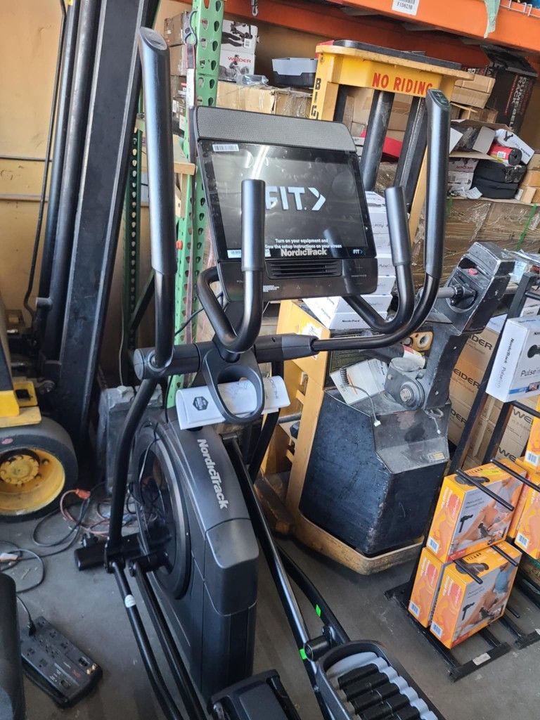 FULLERTON - Nordictrack Airglide 14i Elliptical professional grade - 14" ifit screen - 650$