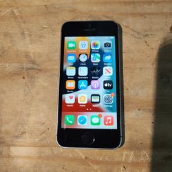 Unlocked Apple iPhone SE 1st Gen 16 GB A1662 iOS 15.7 Black New Battery