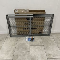 Pet Gate / Baby Gate - Fits Openings 28” - 42”