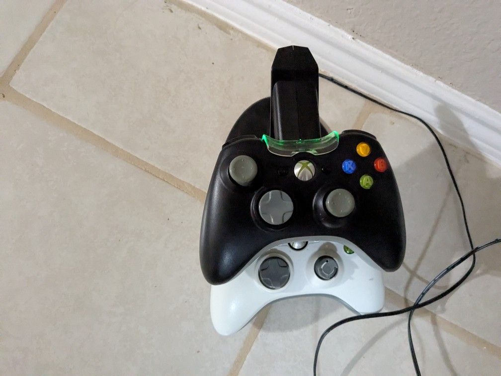 Xbox 360 2 Controlers With Rechargeable Battery plus 3 games and 5 PS2 loose games sports