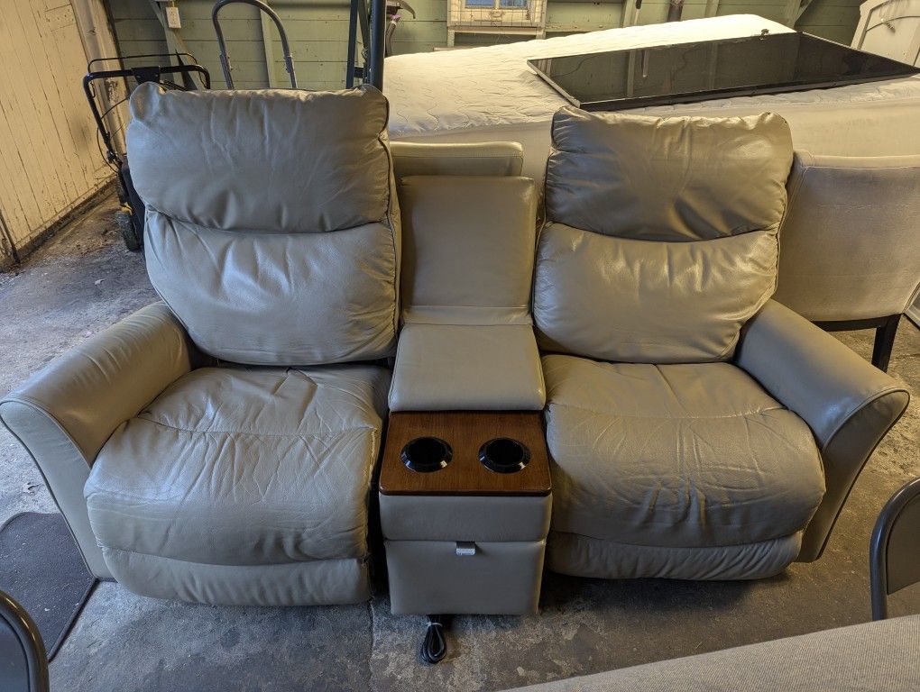 LA-Z-Boy Leather Rowan Reclining Love Seat